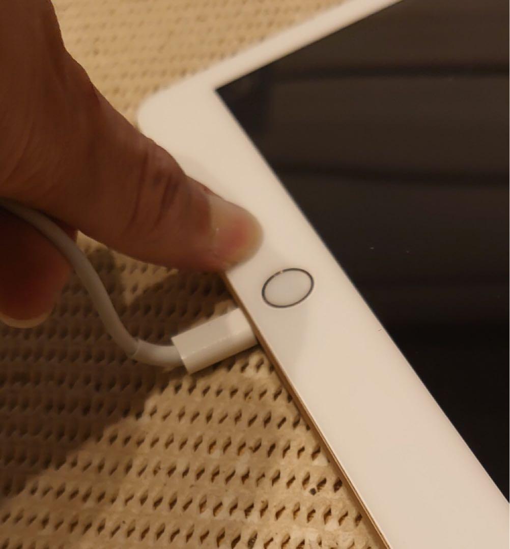 動作品SIMフリーiPad第6世代(A1954)本体32GBジャンク品X47F8