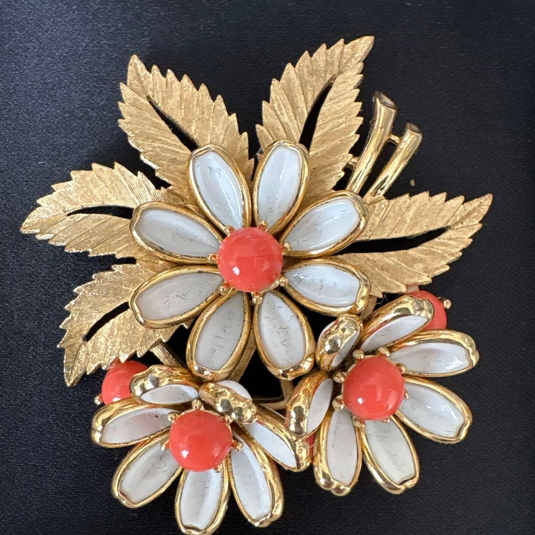 トリファリお花の ブローチ