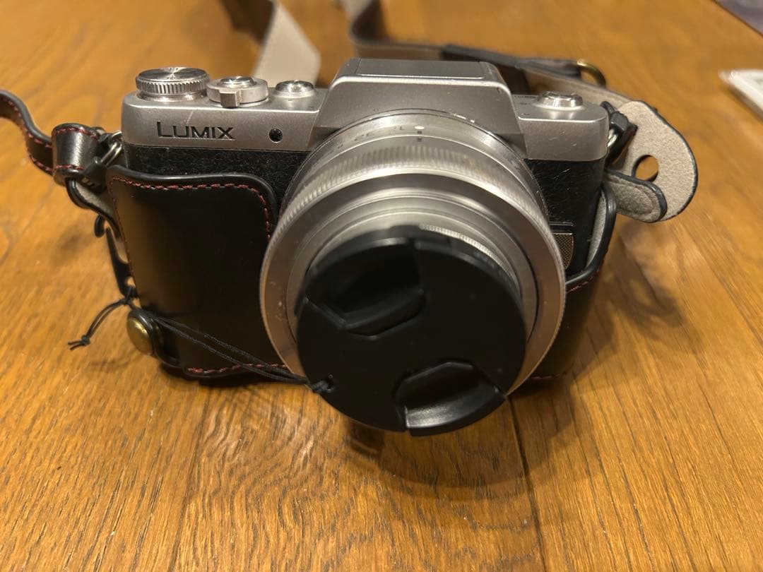 LUMIX DMC-GF7W ミラーレス一眼レフ　パナソニック