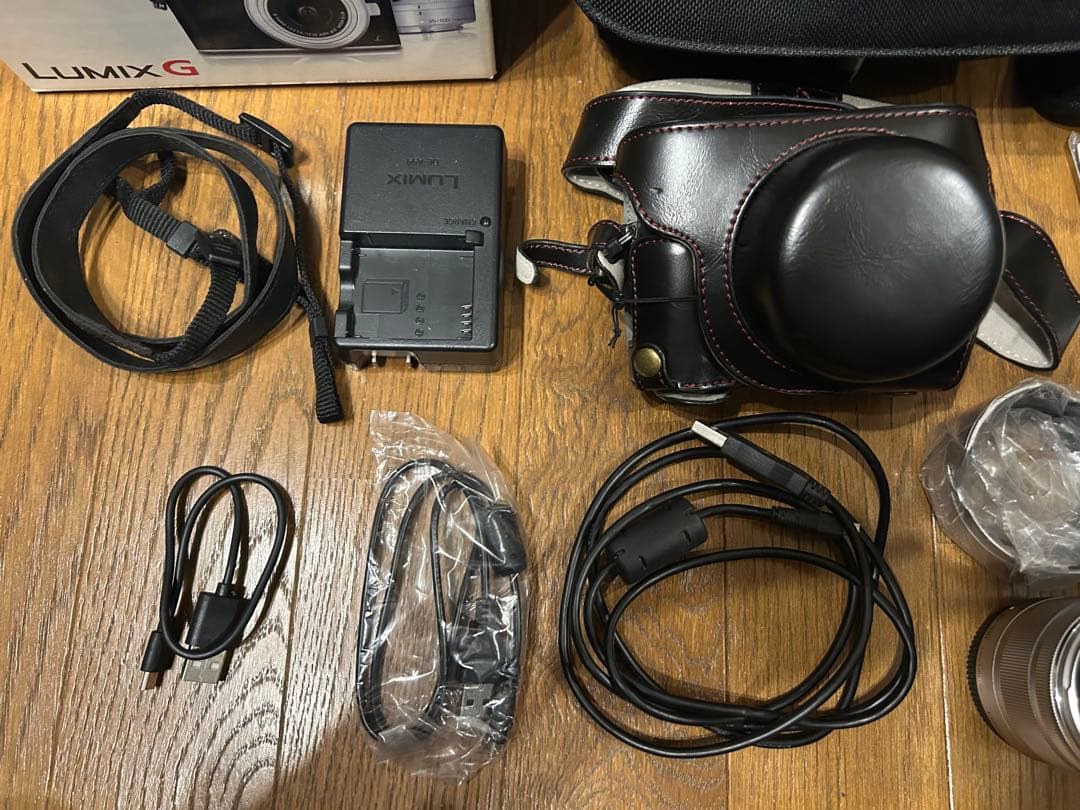 LUMIX DMC-GF7W ミラーレス一眼レフ　パナソニック