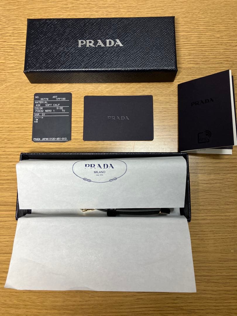 【新品・未使用】PRADA レザーキーホルダー ブラック