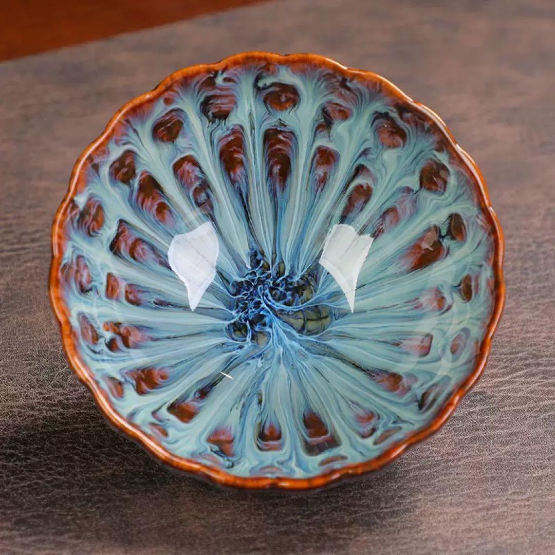 青と茶色の波状ボウル