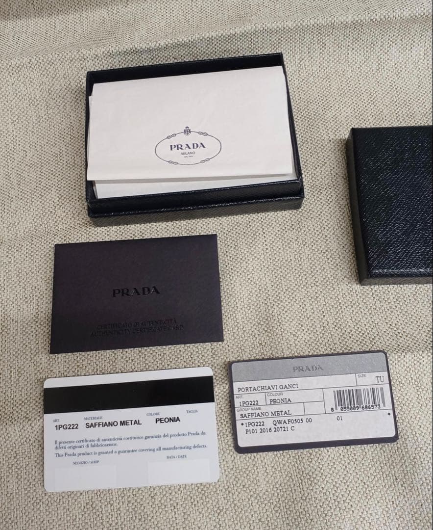 MI　新品未使用PRADA サフィアーノ　キーケース ピンク