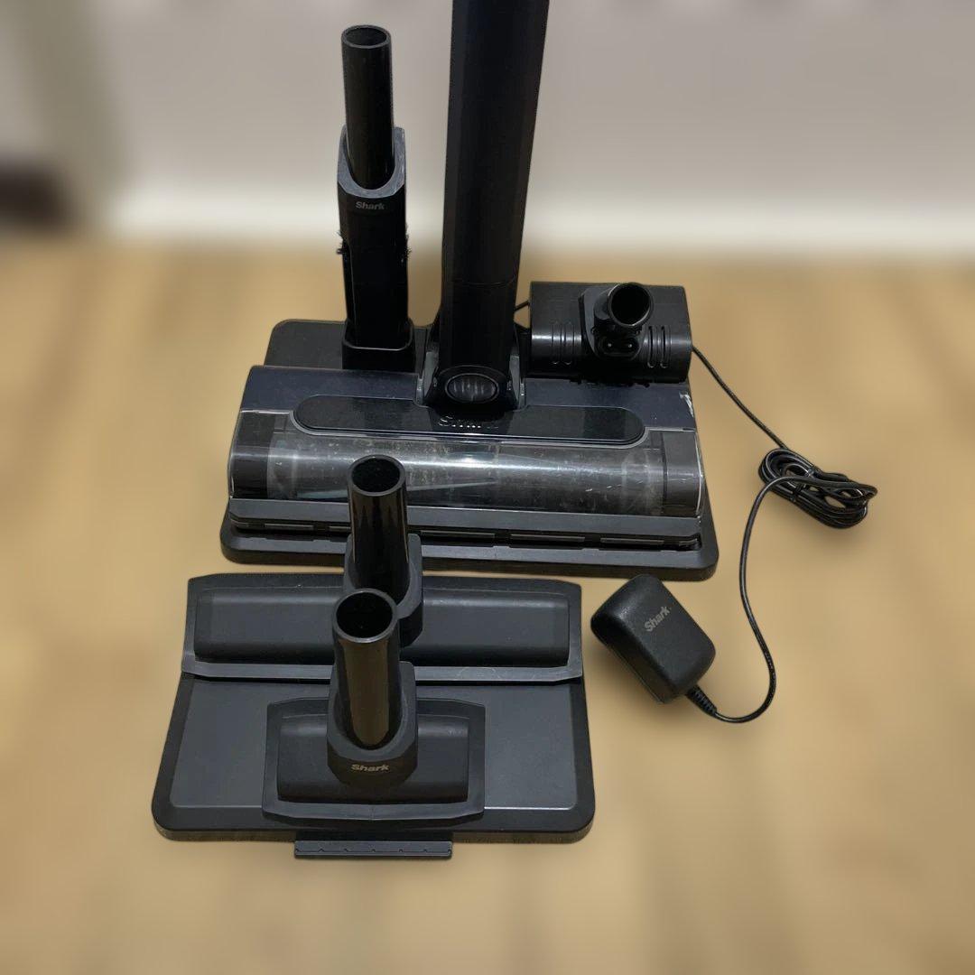 送料込　メルカリ市中のみ出品　Shark スティッククリーナー 本体 充電器付き