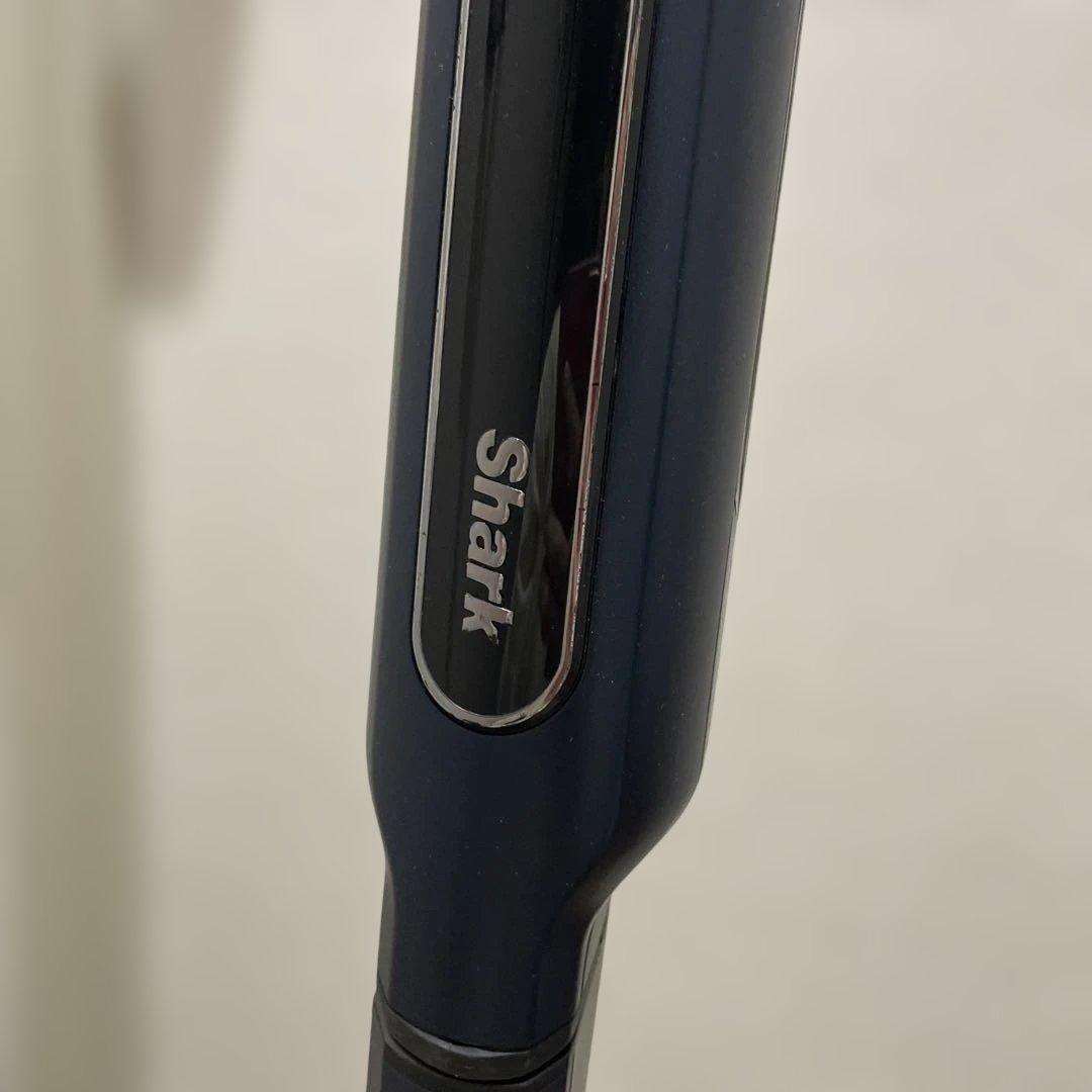 送料込　メルカリ市中のみ出品　Shark スティッククリーナー 本体 充電器付き