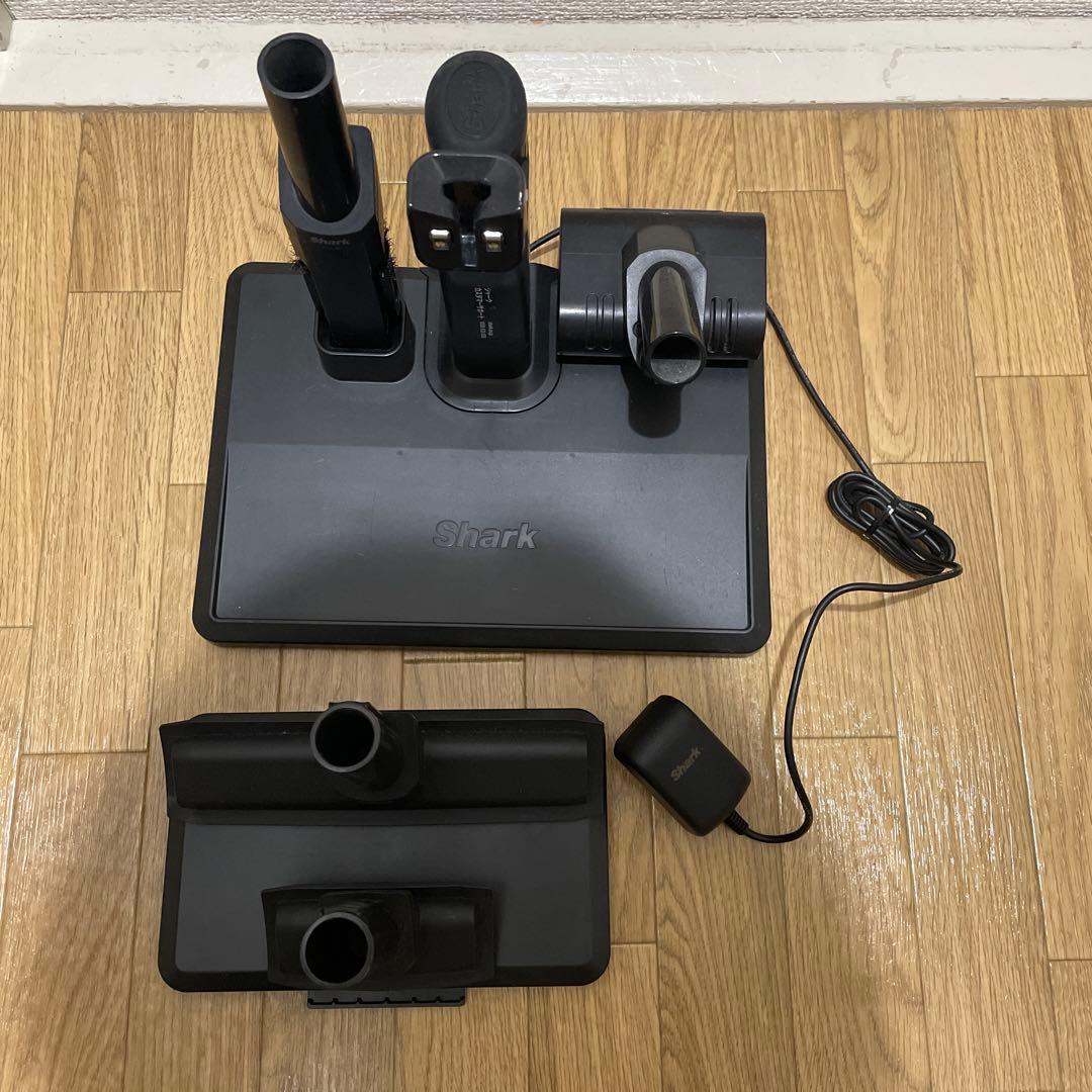 送料込　メルカリ市中のみ出品　Shark スティッククリーナー 本体 充電器付き