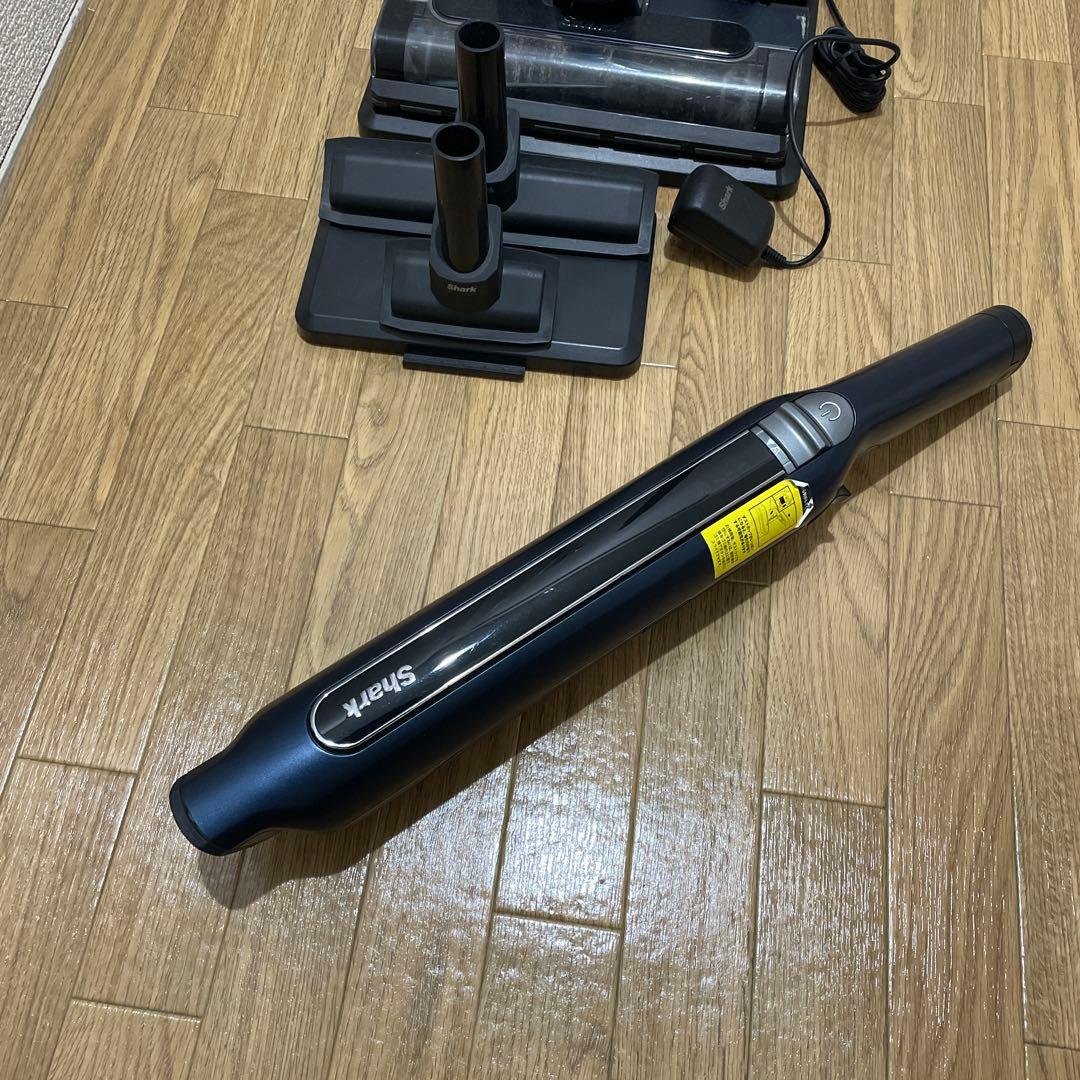 送料込　メルカリ市中のみ出品　Shark スティッククリーナー 本体 充電器付き