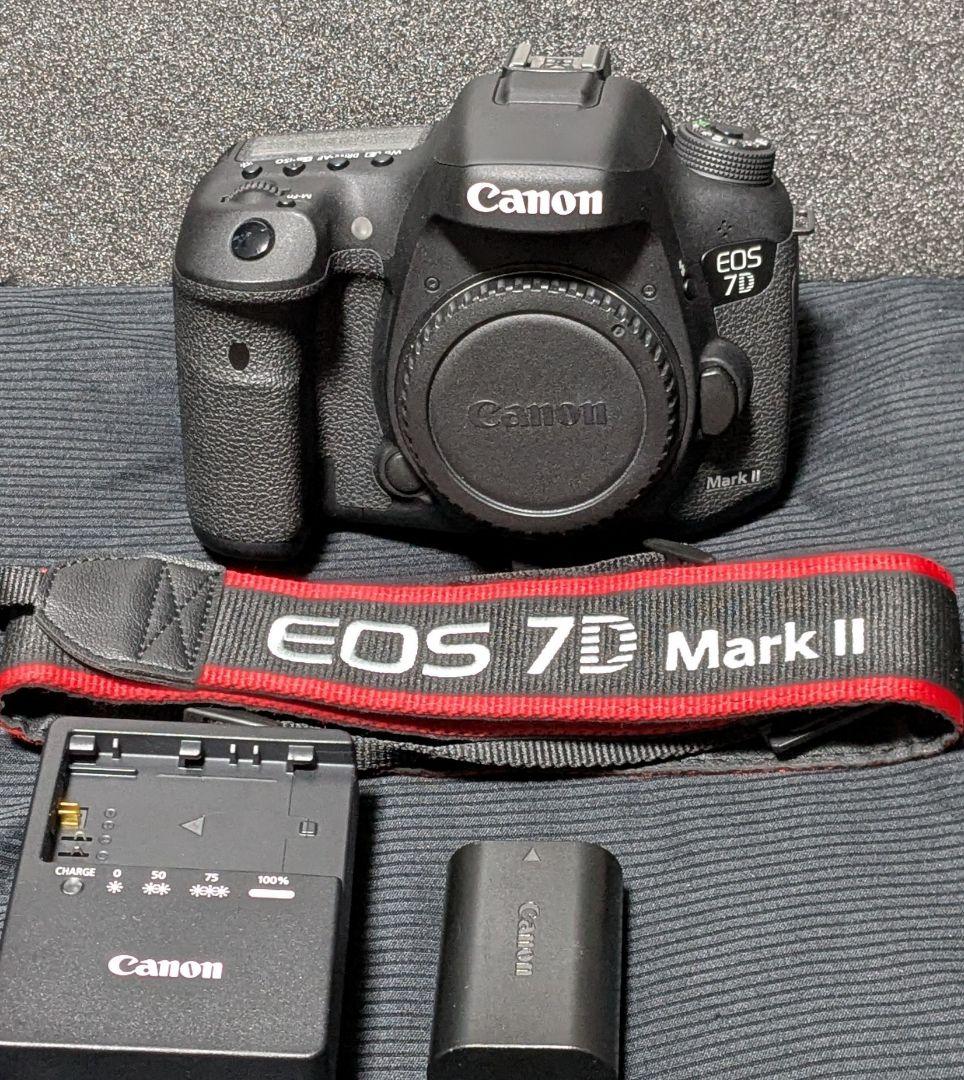 Canon EOS 7D Mark II 本体と付属品
