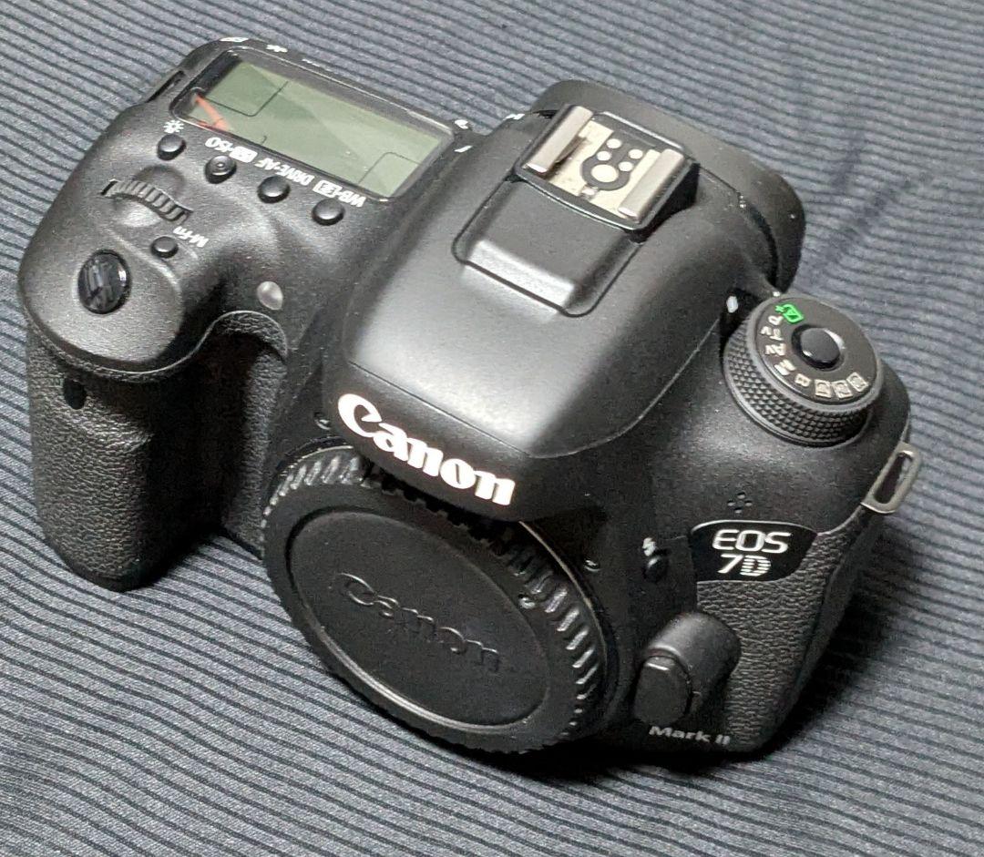 Canon EOS 7D Mark II 本体と付属品