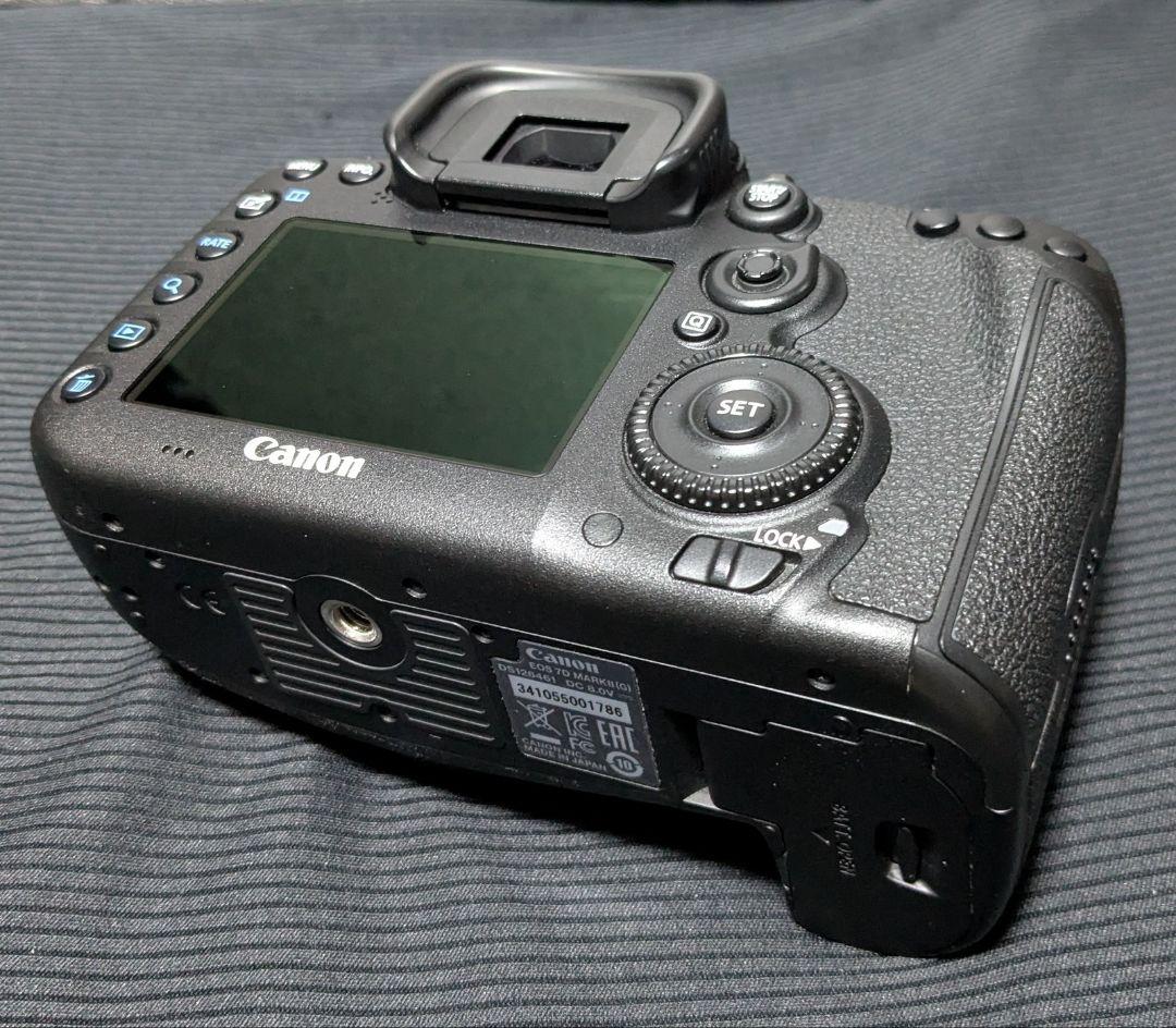 Canon EOS 7D Mark II 本体と付属品