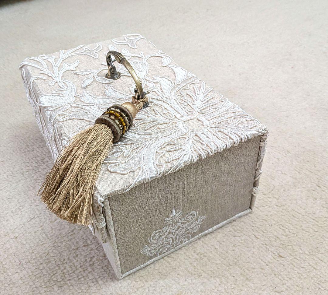 カルトナージュのお道具箱　MORRIS＆Co　刺繍生地