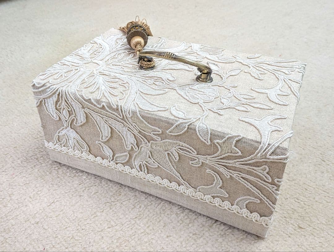 カルトナージュのお道具箱　MORRIS＆Co　刺繍生地