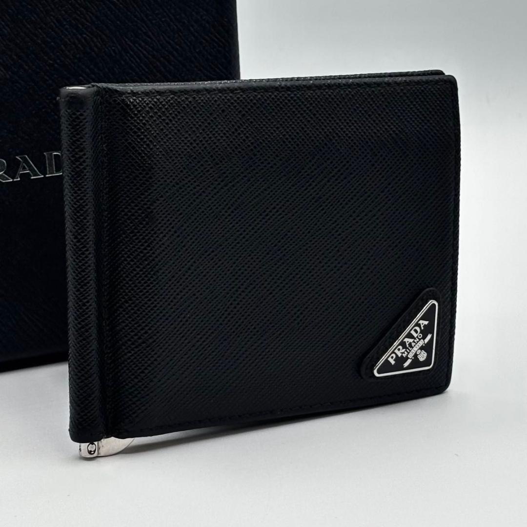 新品に近い プラダ 現行 箱付属 マネークリップ サフィアーノ 三角プレート 黒