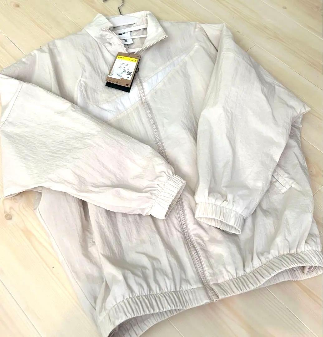 のん　Nike レディースウィンドブレーカー Sサイズ クリーム色