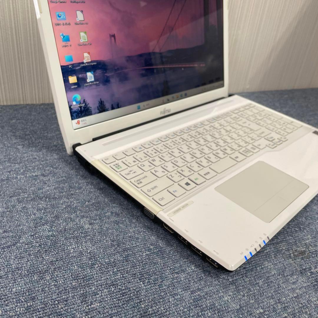 富士通ノートパソコン　Windows11 オフィス 　爆速SSD　初期設定済み