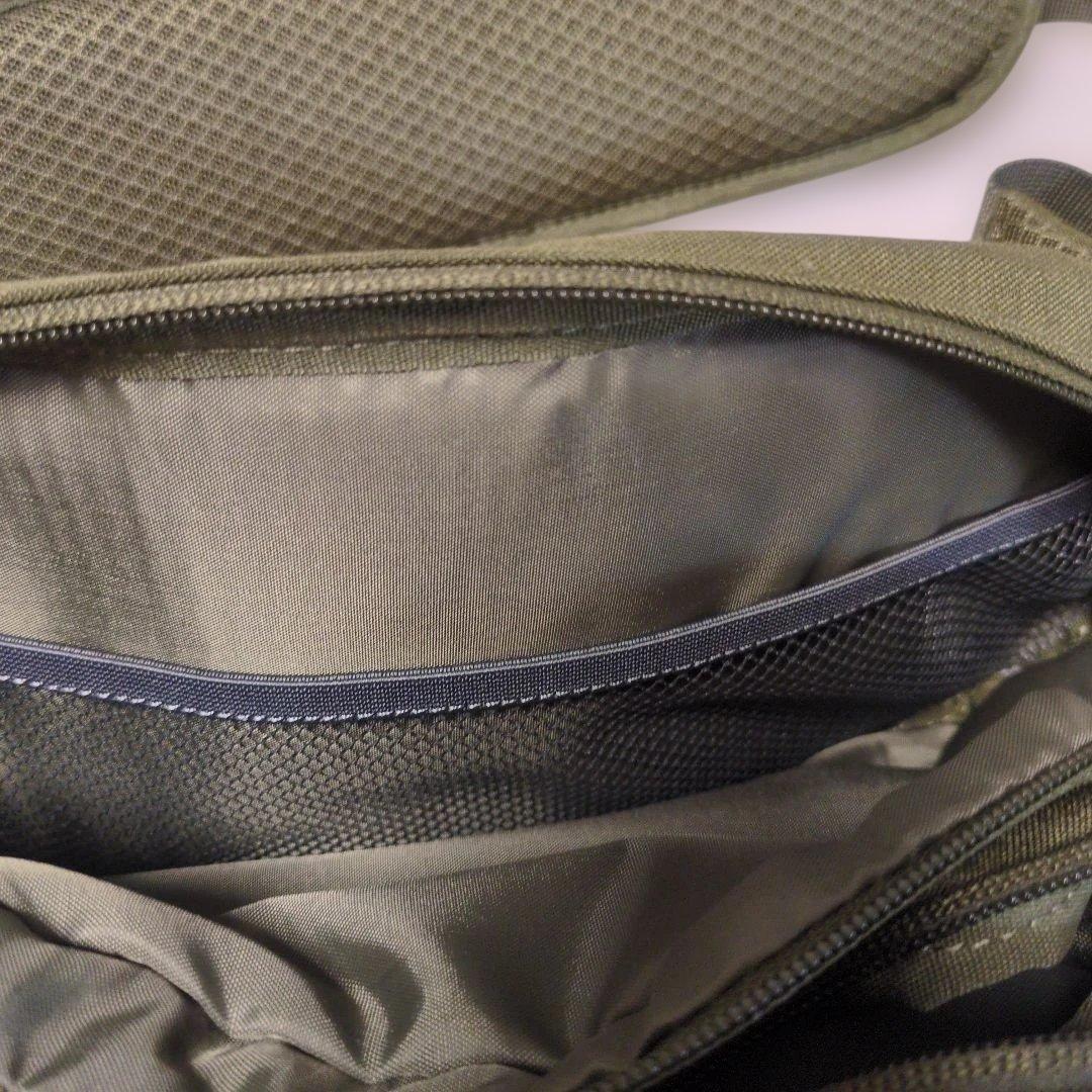 極美品　Hugoo ハグー ヒップシート カーキ　抱っこ紐