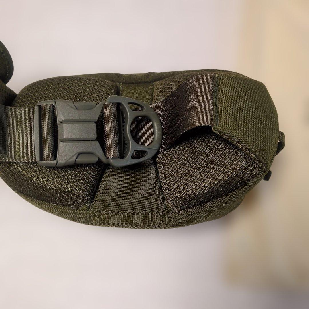 極美品　Hugoo ハグー ヒップシート カーキ　抱っこ紐