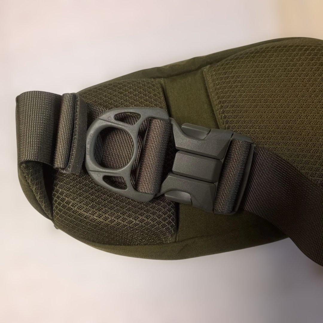 極美品　Hugoo ハグー ヒップシート カーキ　抱っこ紐