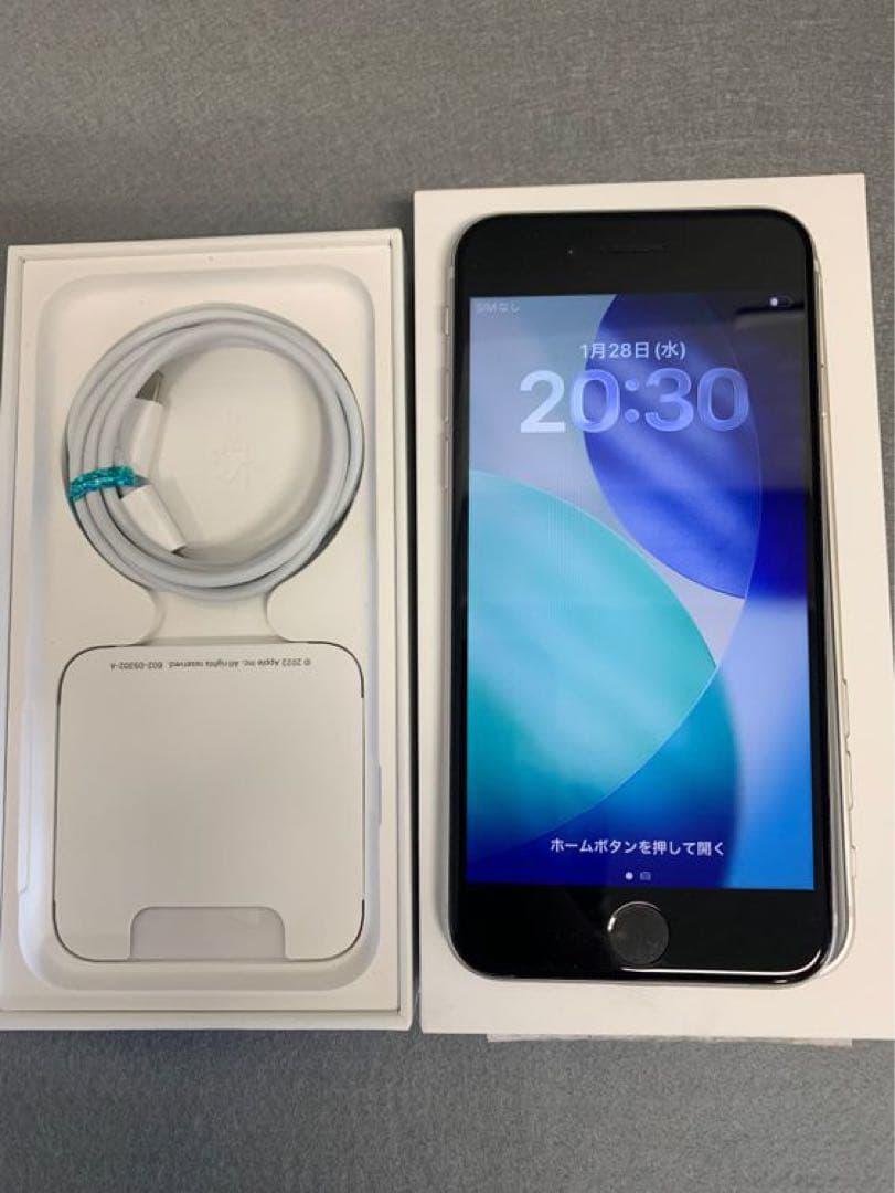 美品　国内版　SIMフリー　iPhoneSE 第3世代　64GB スターライト色