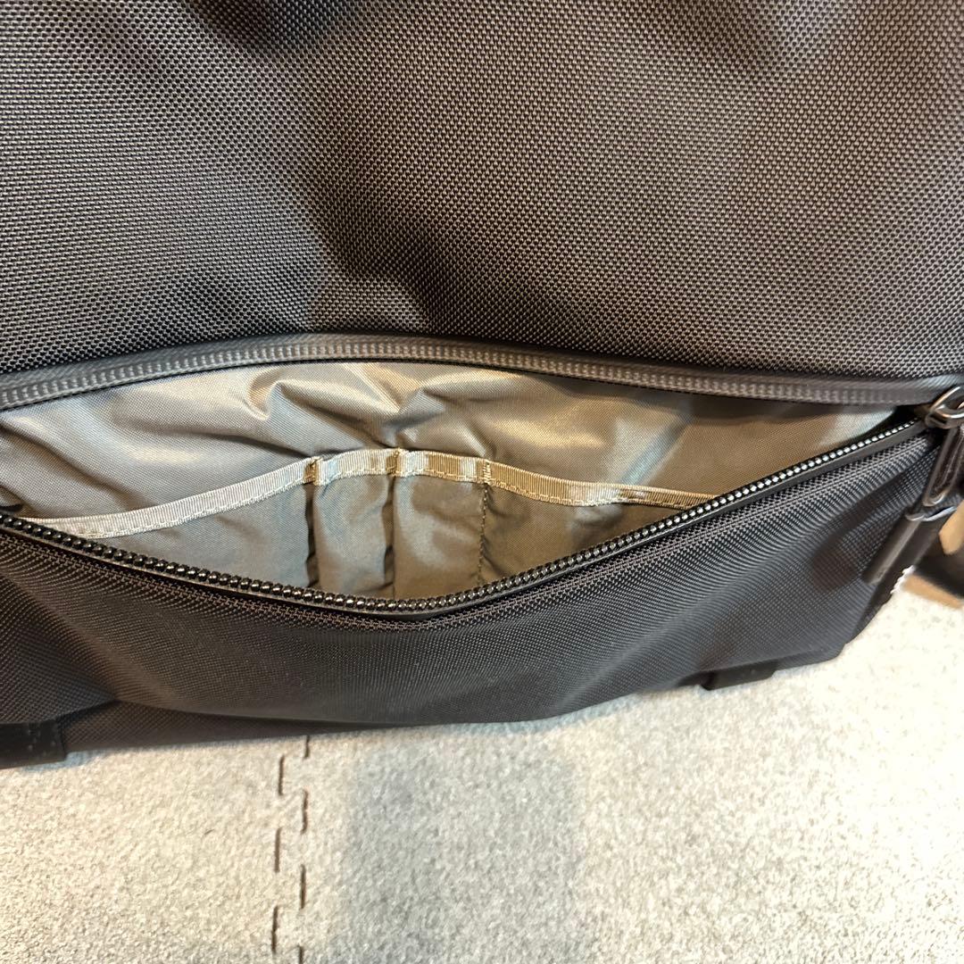 Aer メッセンジャーバッグ