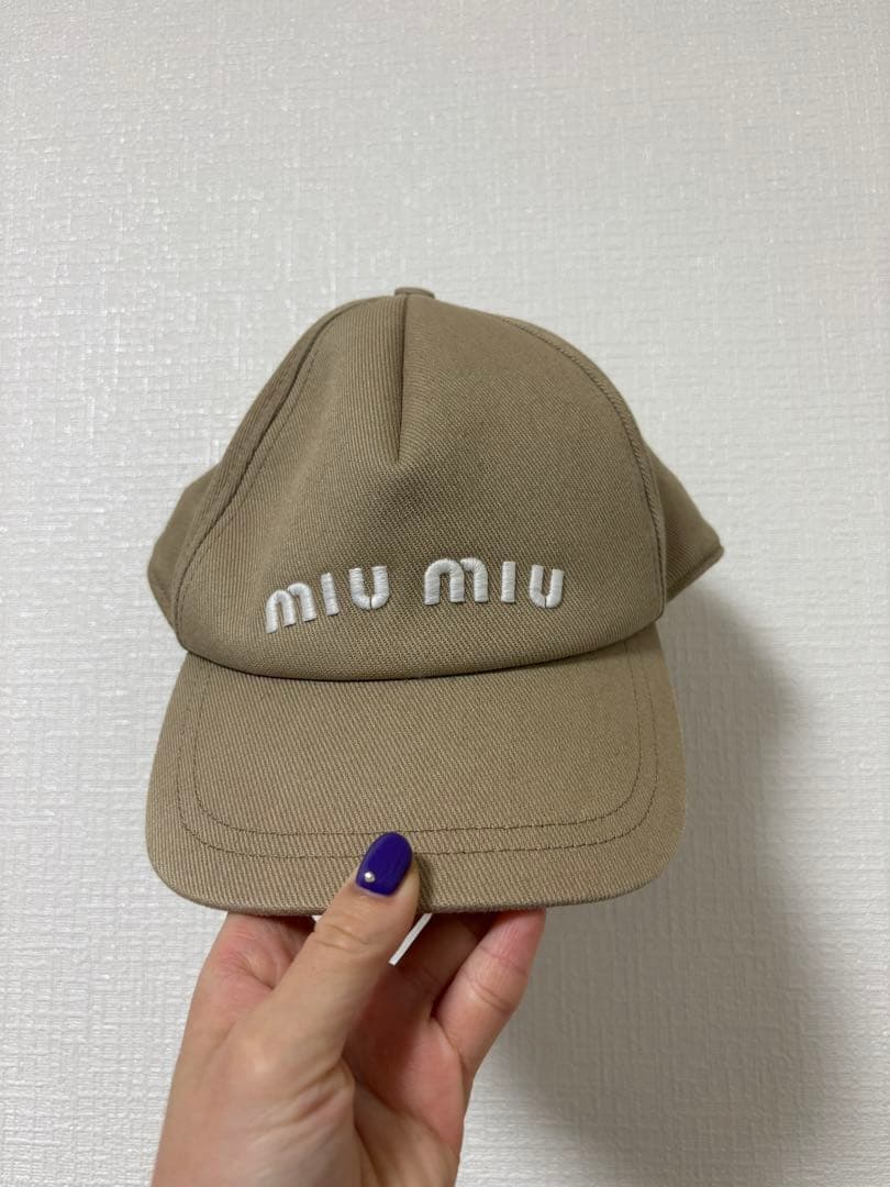 miu miu ベージュ刺繍ロゴキャップ