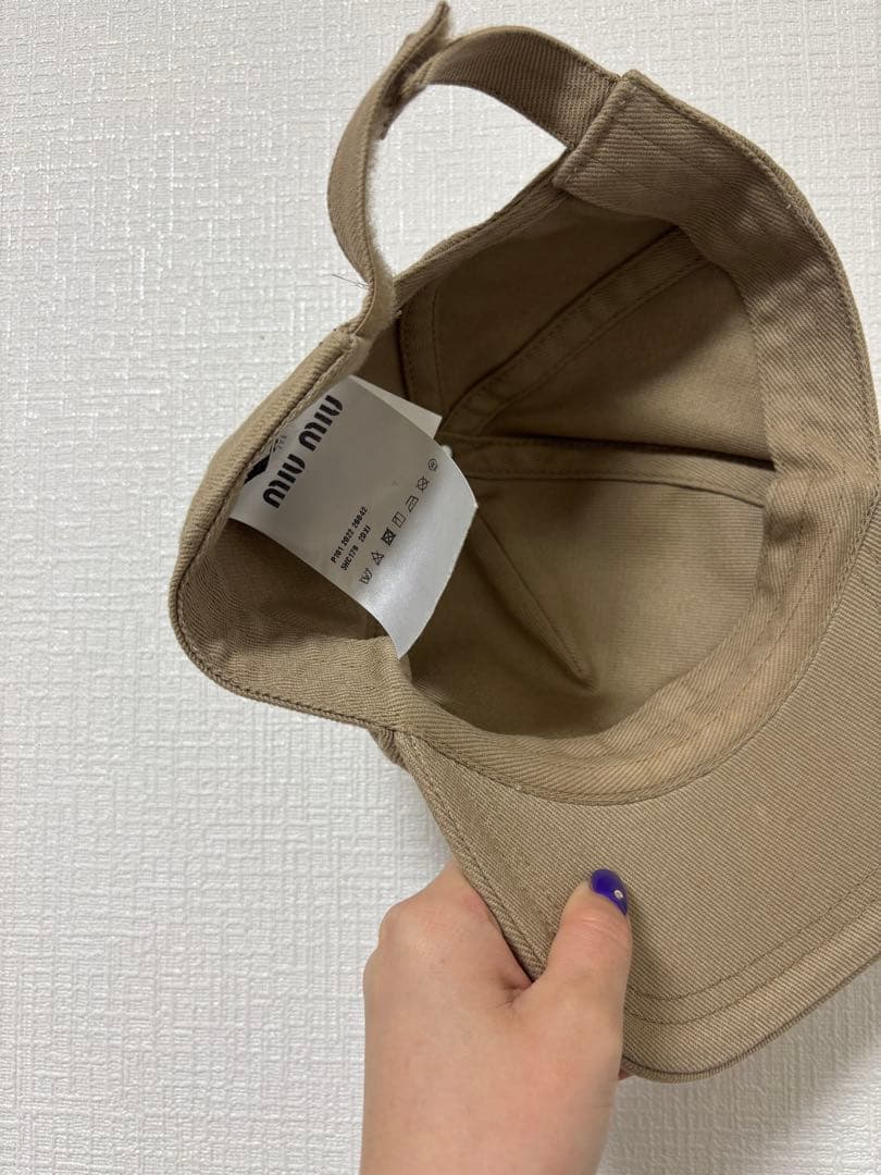 miu miu ベージュ刺繍ロゴキャップ