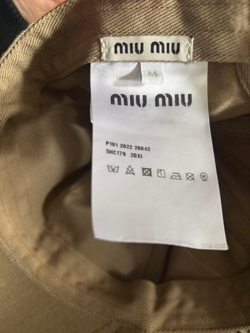 miu miu ベージュ刺繍ロゴキャップ