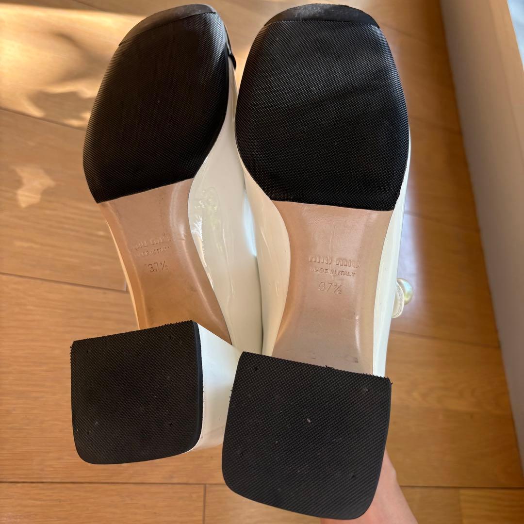 miumiuエナメルバイカラーパール付きパンプスAY