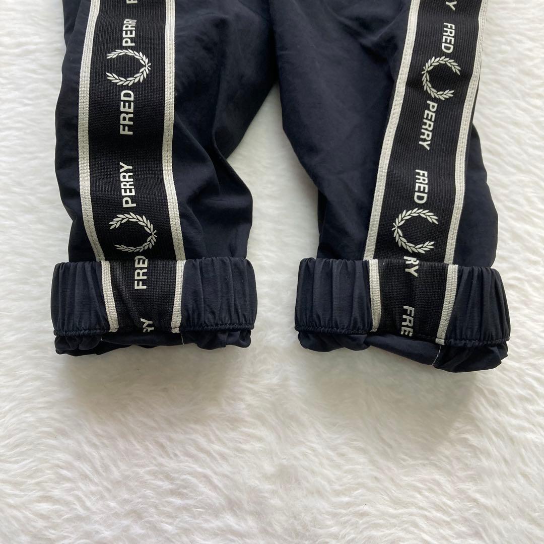 ✨美品 フレッドペリー　ハーフジッププルオーバー　センターロゴ刺繍　ブラック　黒