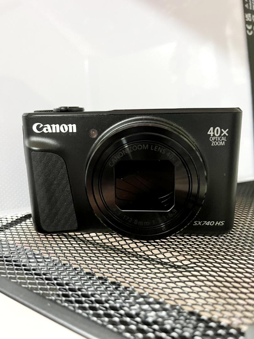キヤノンPowerShot SX740 HS ブラックと予備のバッテリーとケース