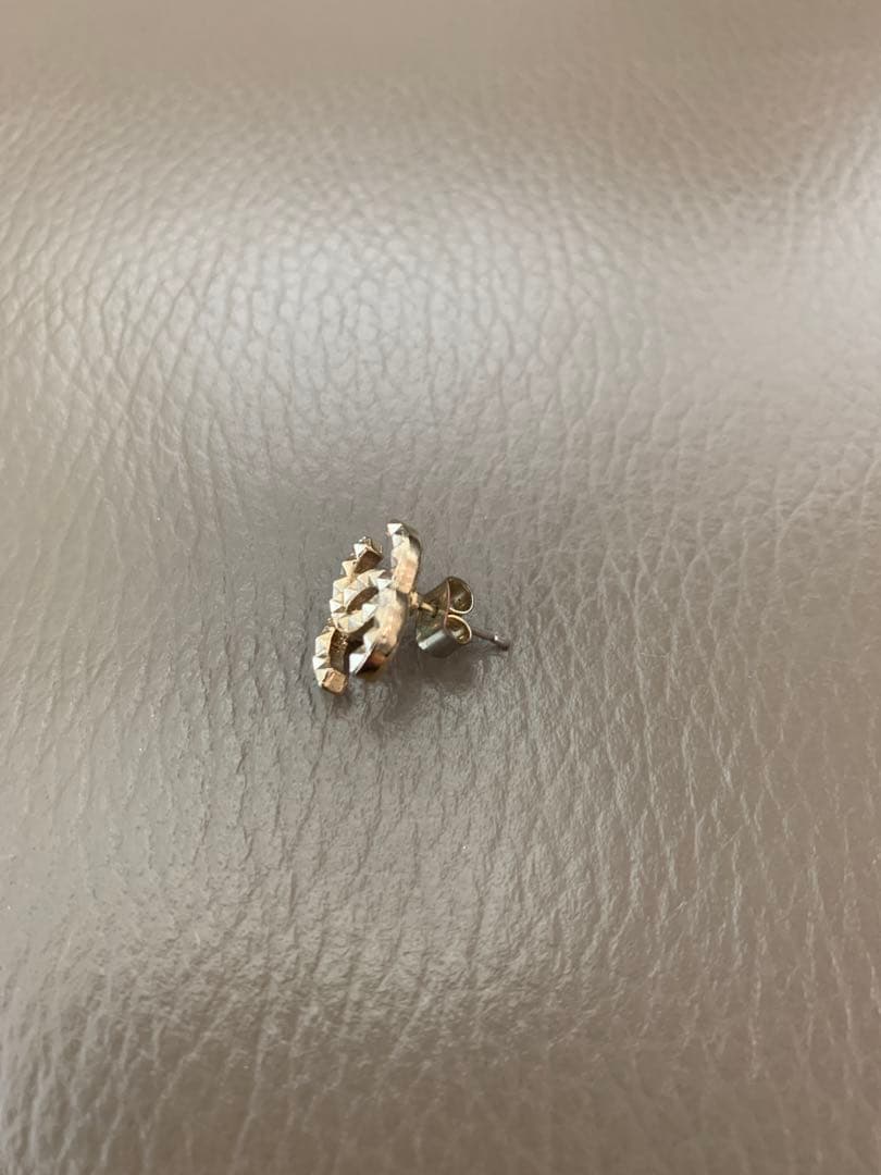 片耳のみ　CHANEL 定番　ロゴ ピアスココマーク　シャネル　ゴールド