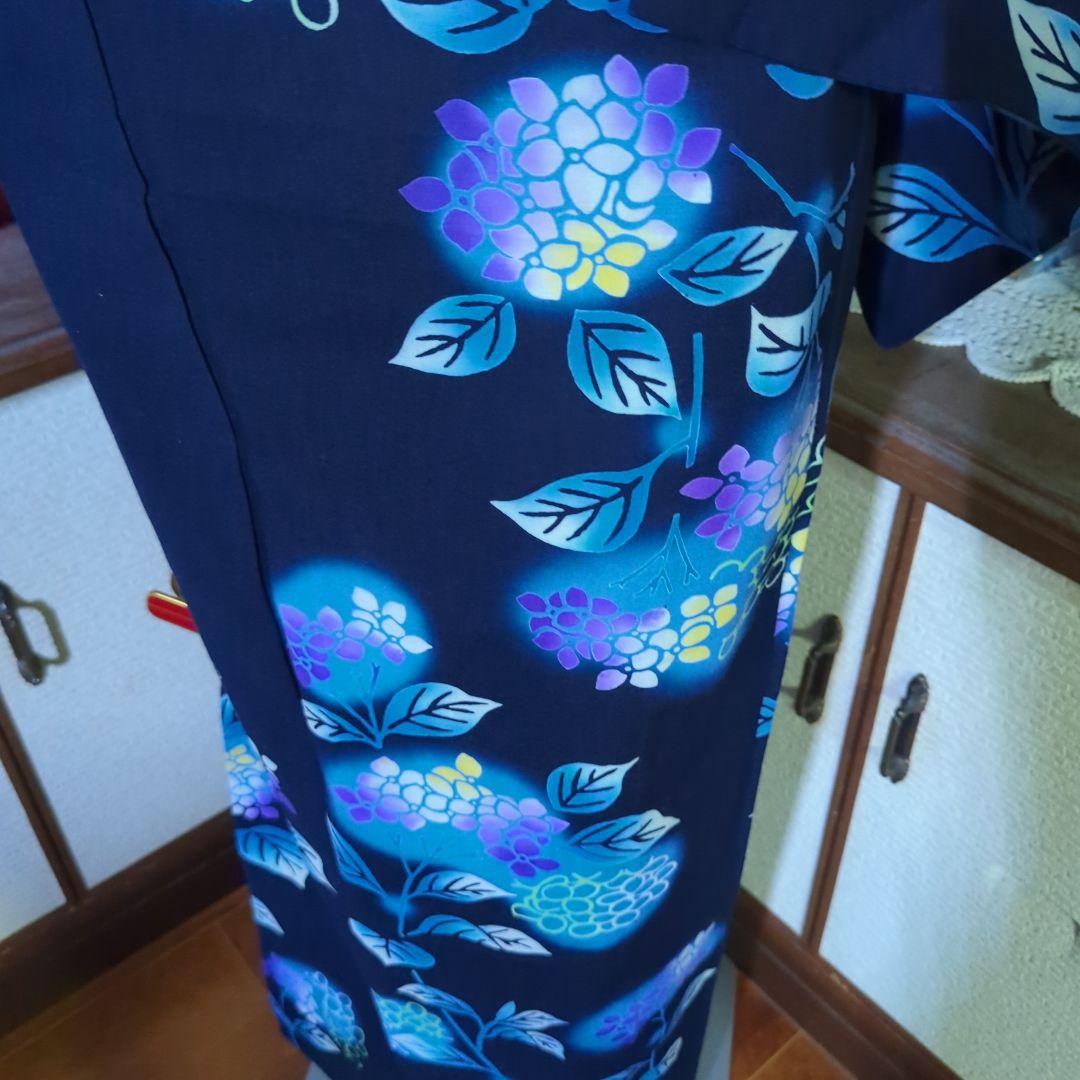 紺の地に、薄紫の紫陽花がほんのりと浮き立つ美しい注染めの浴衣です