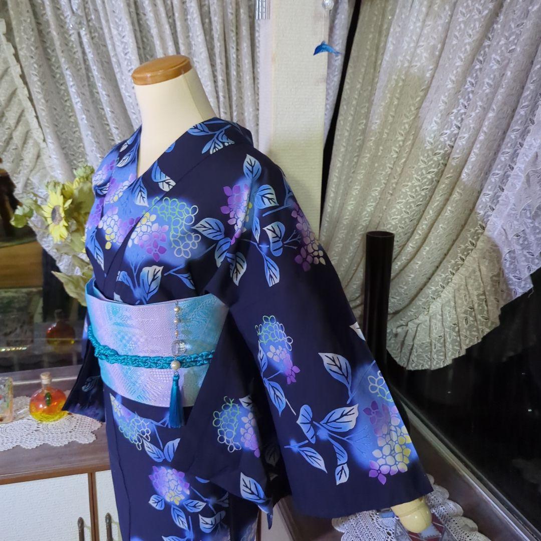 紺の地に、薄紫の紫陽花がほんのりと浮き立つ美しい注染めの浴衣です