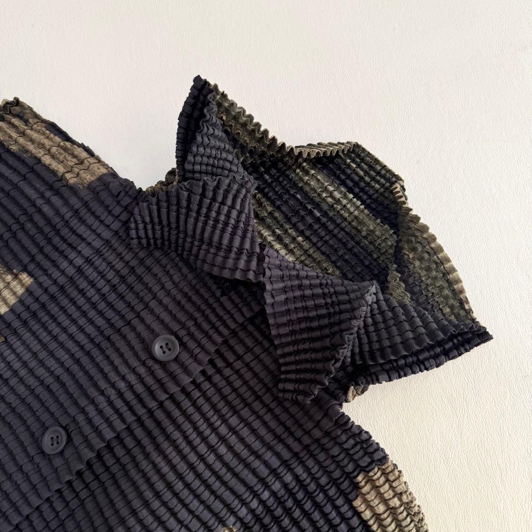 【イッセイミヤケ（T.）】プリーツ長袖シャツ（M）ブラック×カーキ　ブラウス