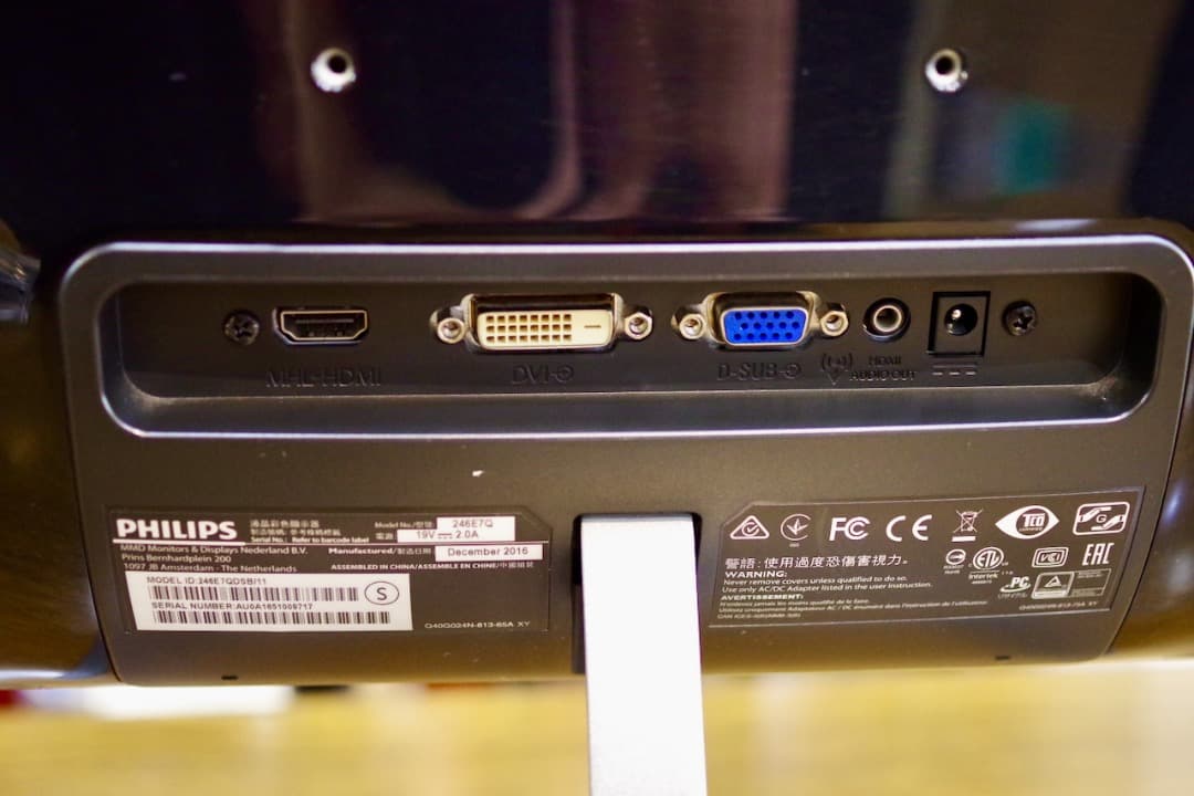 Phillips 246E（24インチ広角液晶ディスプレイ）