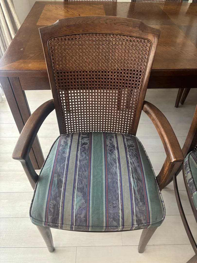 ①カリモク家具　木製アームチェア