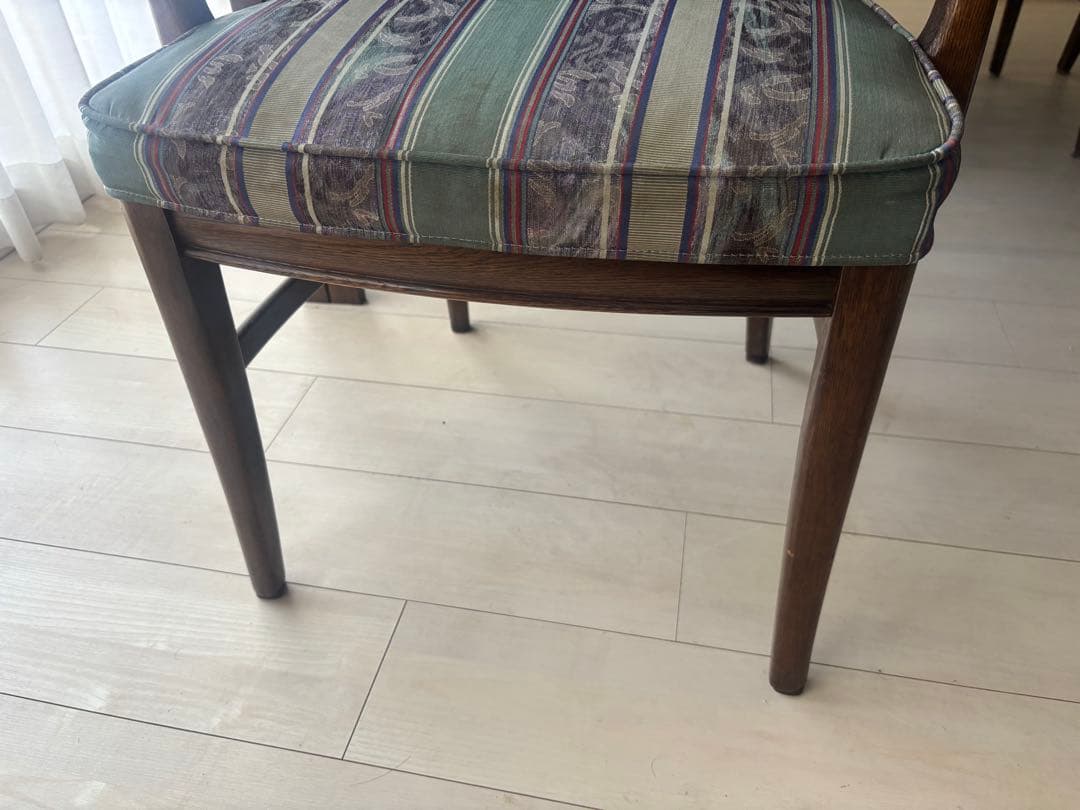 ①カリモク家具　木製アームチェア