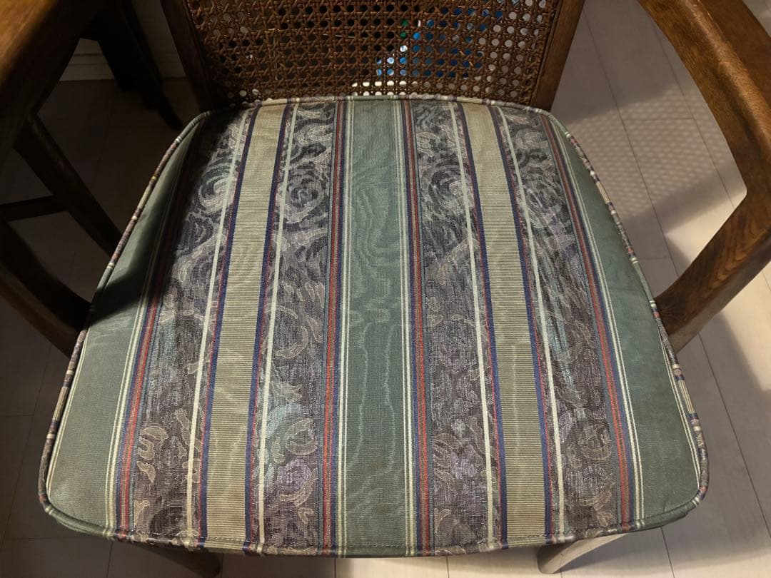 ①カリモク家具　木製アームチェア