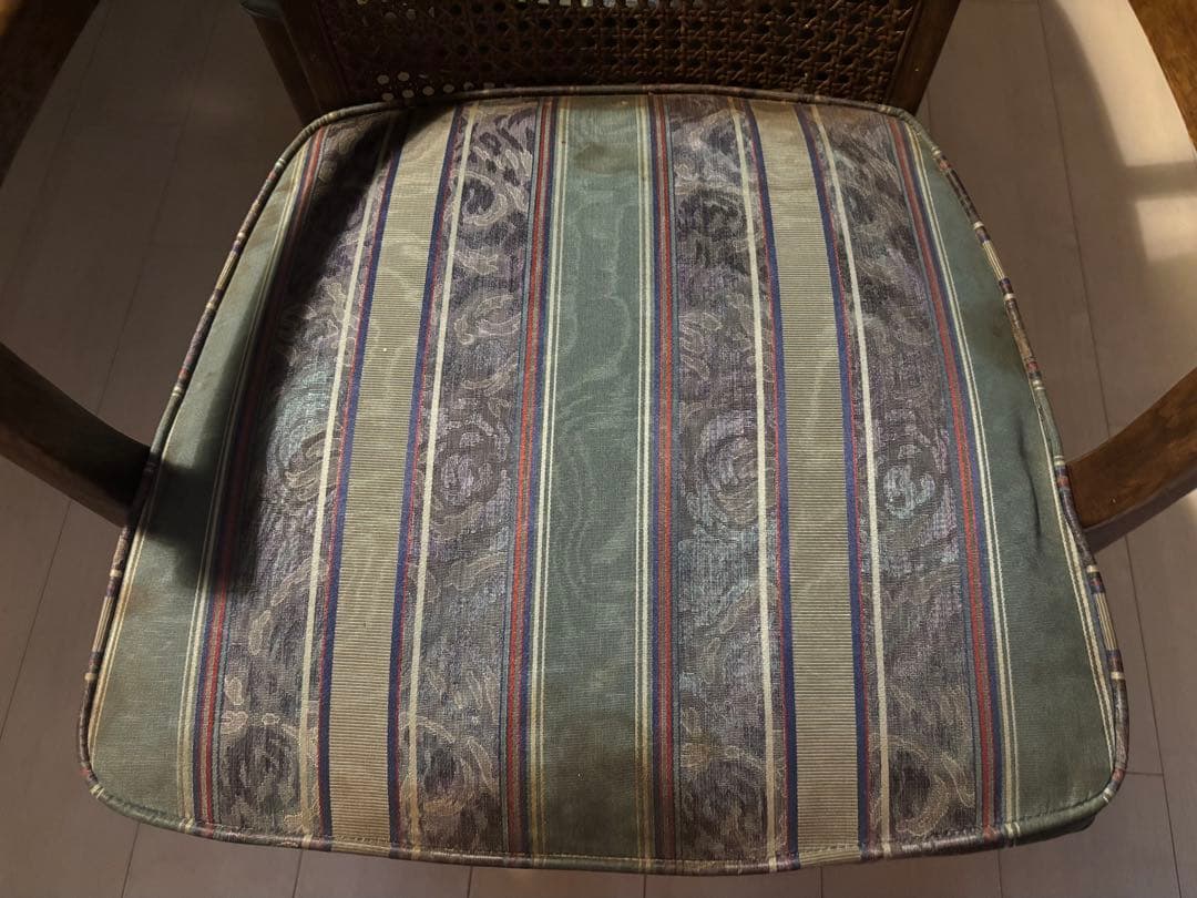 ①カリモク家具　木製アームチェア