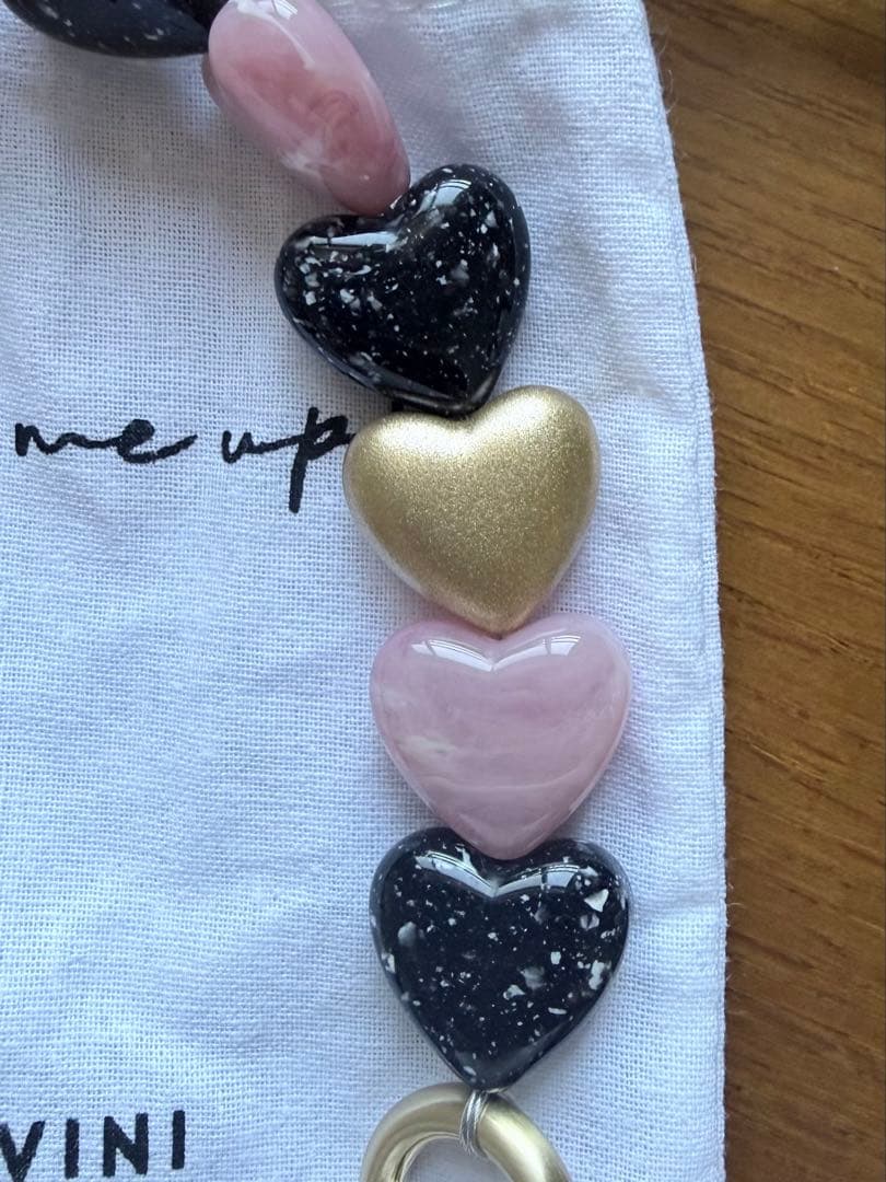 【LOUVINI】 ハンドストラップPETIT CUORE　BLACK-PINK