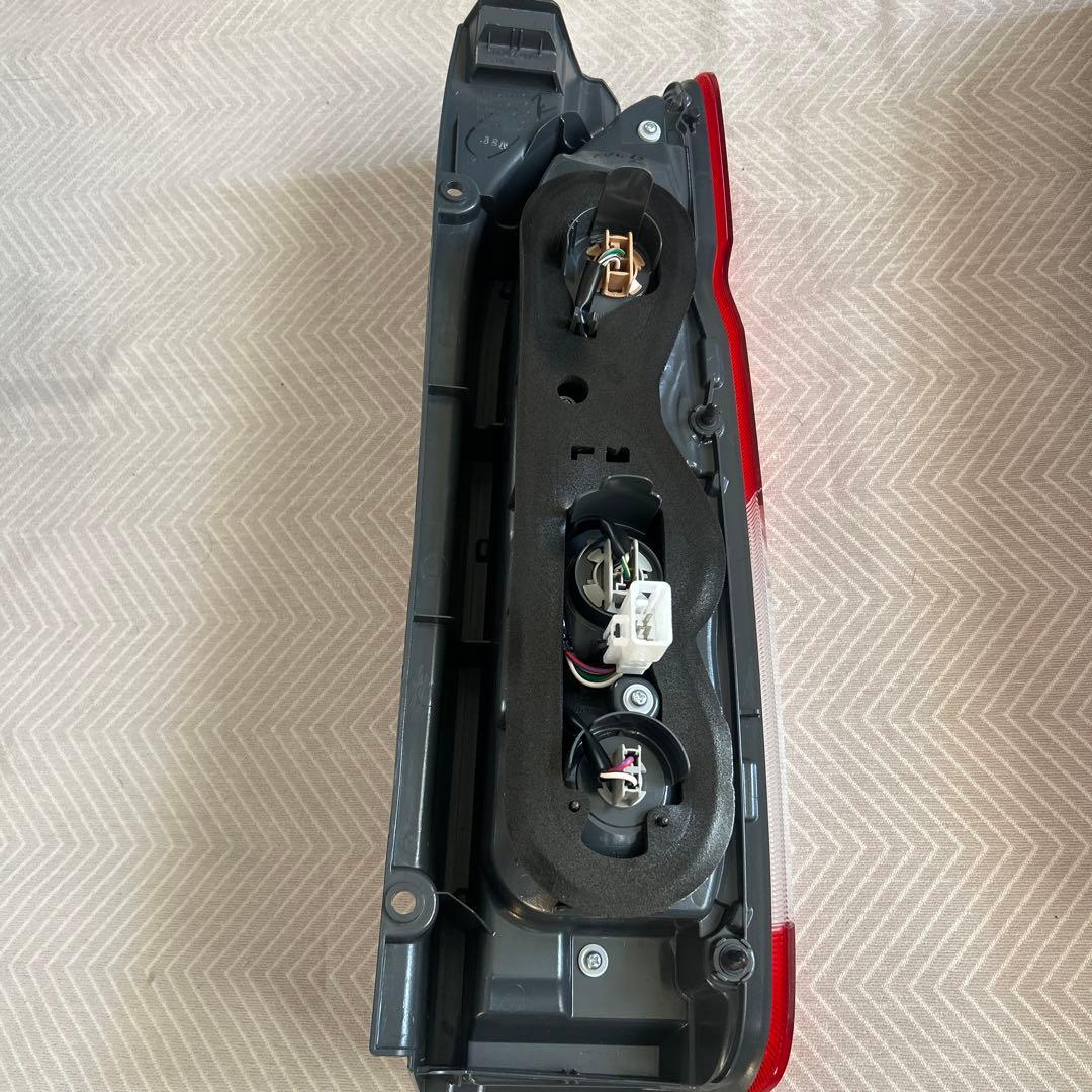 新車外し　6型ハイエース純正テールランプ