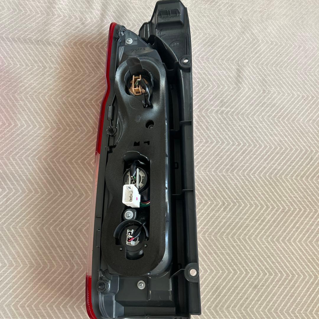 新車外し　6型ハイエース純正テールランプ