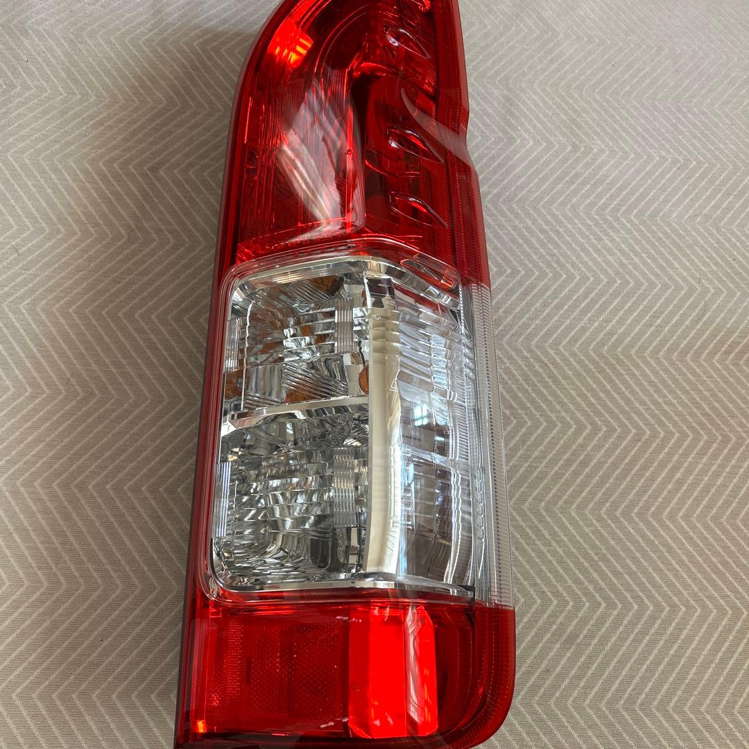 新車外し　6型ハイエース純正テールランプ