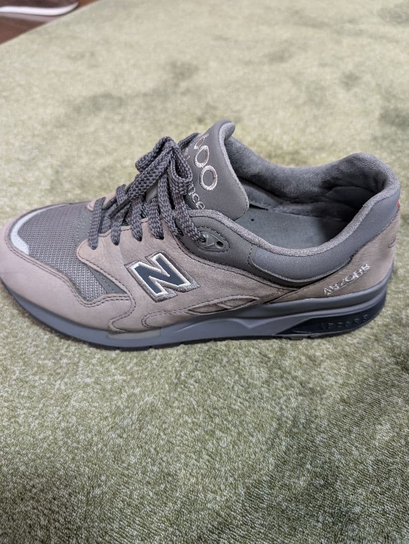 セール中 美品 New Balance 1600 グレー スニーカー