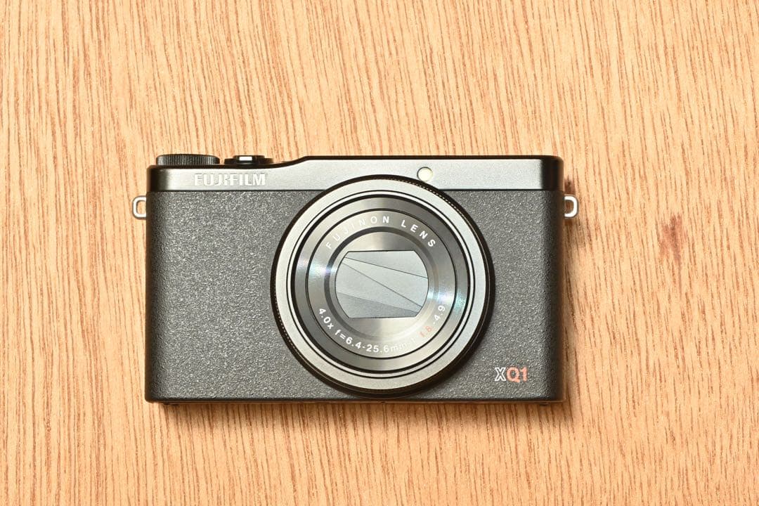 美品 FUJIFILM XQ1 コンパクトデジタルカメラ