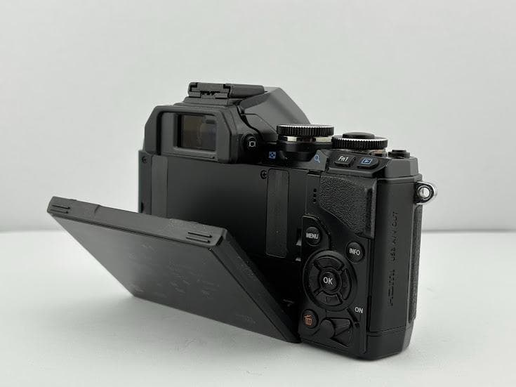 ★極上美品★ オリンパス OLYMPUS OM-D E-M10 レンズキット