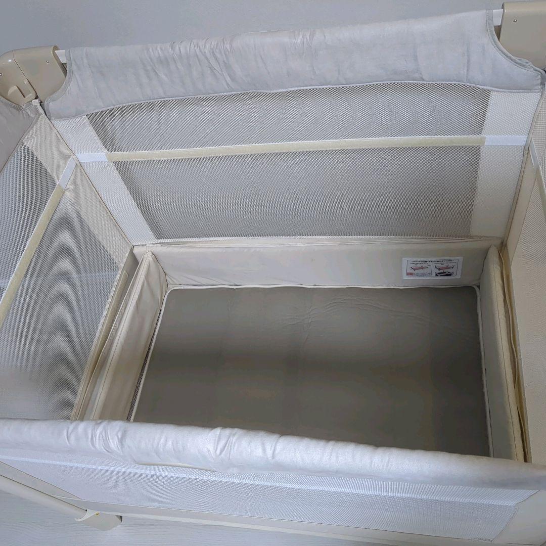 【美品】アップリカ ココネルエアープラスAB ベビーベッド　ホワイトベージュ