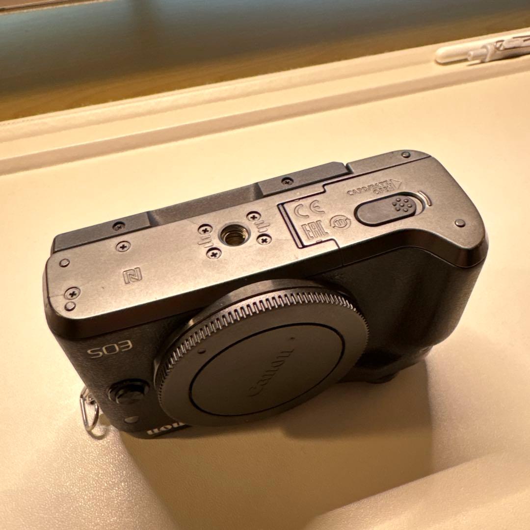 【hiro】Canon EOS M6 ミラーレスカメラ 本体とバッテリー2