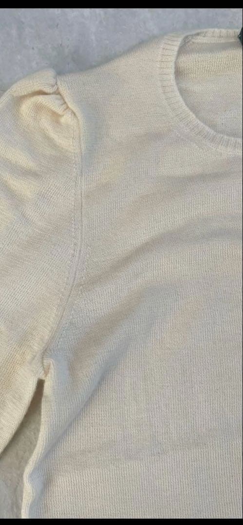 ドゥロワー　カシミヤの白いセーター