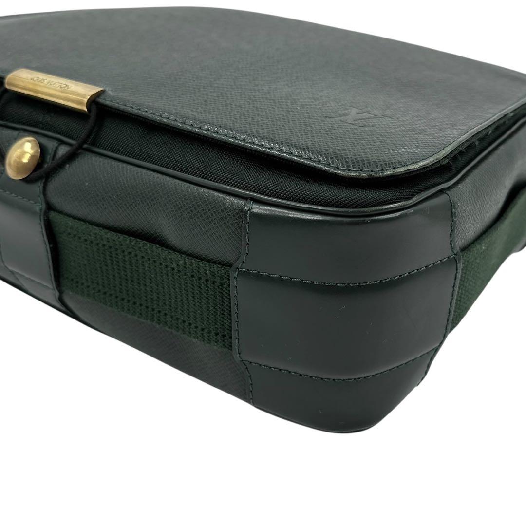 ルイヴィトン タイガ ヴィクトール メッセンジャーバッグ M30144グリーン